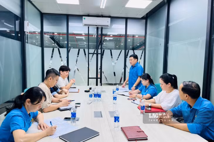 Liên đoàn Lao động tỉnh Lào Cai làm việc với Công ty TNHH Unico Global YB để xác minh, làm rõ vụ việc. Ảnh: Văn Đức.