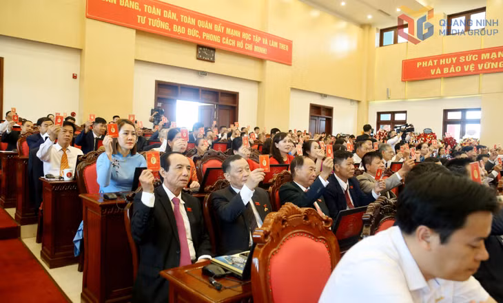 Các đại biểu biểu quyết thông qua Nghị quyết Đại hội.