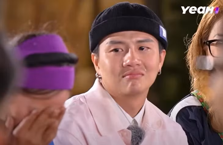 Duy Khánh khóc khi nhìn thấy con trai của chị Thông khóc - Ảnh: Cắt từ clip