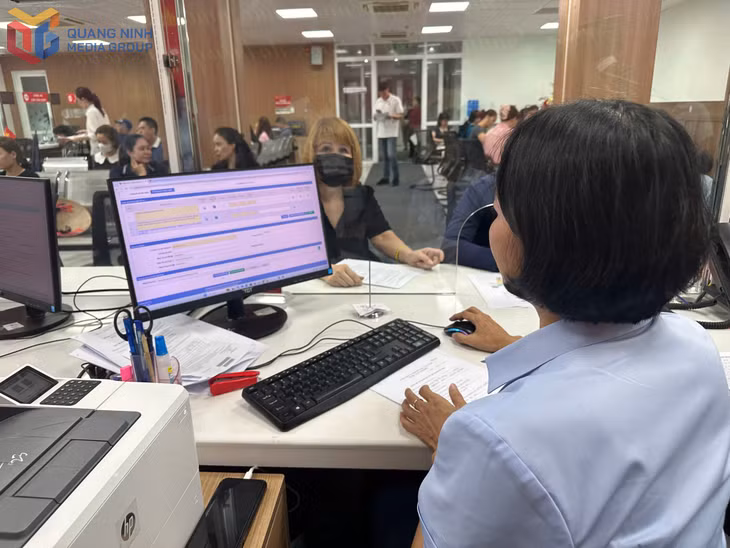 Cán bộ Trung tâm hành chính công phường Hồng Gai kiểm tra hồ sơ của người dân.