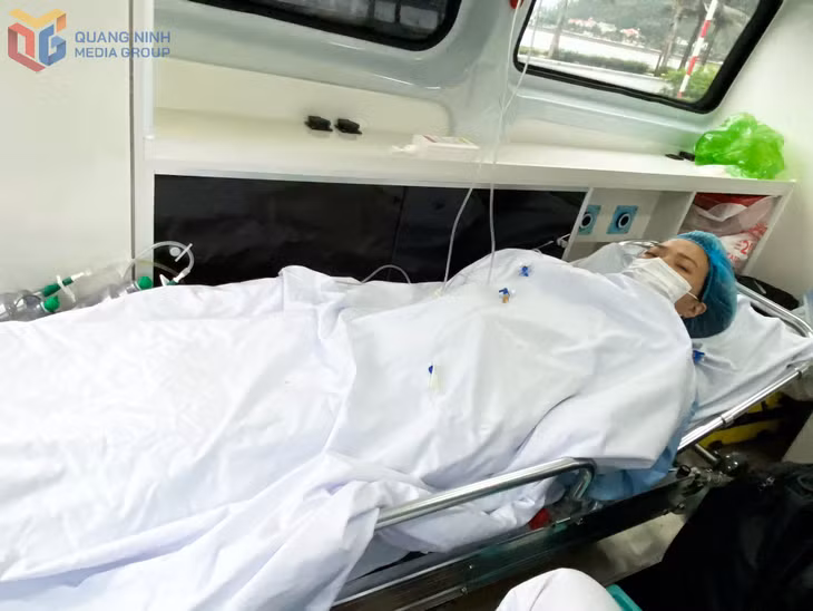 Bệnh nhân Trang được đưa lên Hà Nội tiếp tục điều trị.