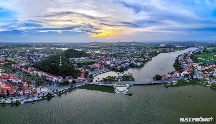 Cầu Núi Đối bắc qua sông Đa Độ, thuộc phường Kiến Thụy