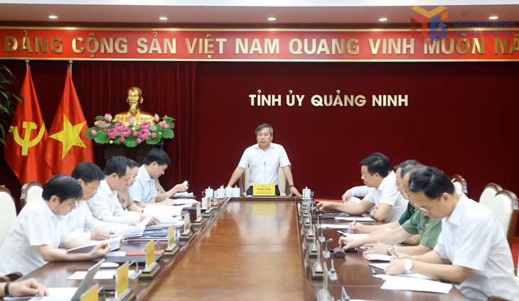  Đồng chí Vũ Đại Thắng, Ủy viên Trung ương Đảng, Bí thư Tỉnh ủy, Trưởng Đoàn ĐBQH tỉnh, chủ trì và kết luận hội nghị.