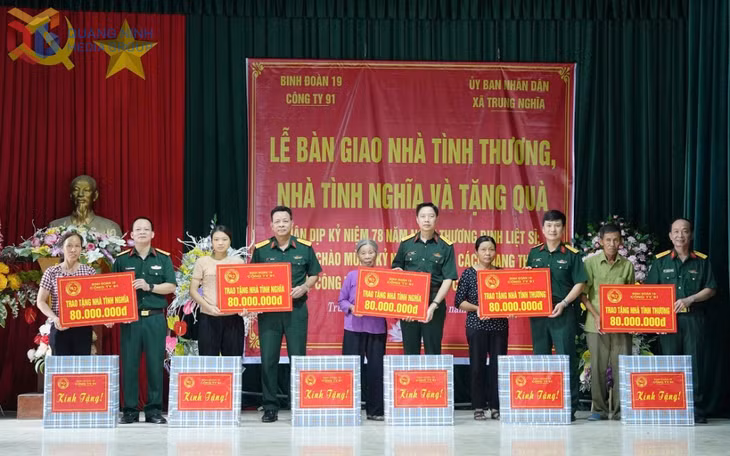 Lãnh đạo Binh đoàn 19, Công ty 91 trao tặng hỗ trợ tình thương, nhà tình nghĩa và tặng quà các gia đình chính sách.&nbsp;