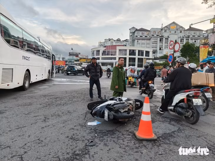 Xe máy của du khách bị tông khi xe đổ dốc - Ảnh: M.V