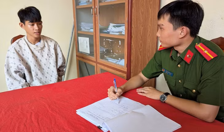 Tại cơ quan công an, đối tượng Phạm Duy Thanh khai nhận hành vi cướp giật tài sản. Ảnh: Nghiêm Túc