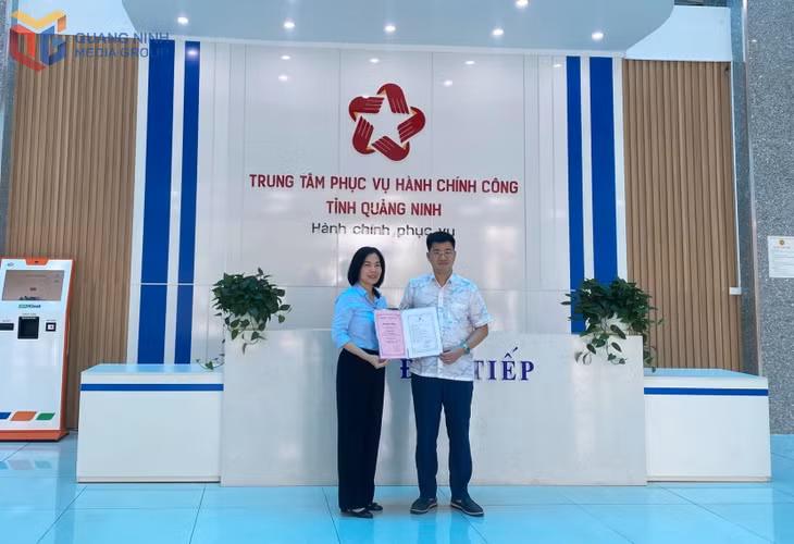 Lãnh đạo Trung tâm Phục vụ hành chính công tỉnh gửi thư chúc mừng anh Nguyễn Văn Anh (khu 2, phường Hồng Gai) đã tới Trung tâm thực hiện thủ tục khai sinh cho con.