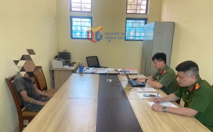 Công an xã Ba Chẽ làm việc với C.V.H về hành vi đăng tải thông tin dâm ô, đồi trụy.