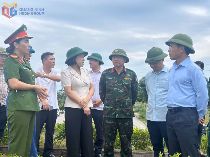 Đồng chí Phạm Đức Ấn, Phó Bí thư Tỉnh ủy, Chủ tịch UBND tỉnh, kiểm tra công tác chuẩn bị ứng phó với bão số 3 tại khu vực cầu phao Km3+4 (phường Móng Cái 3). Ảnh: Nguyễn Đức (CTV)