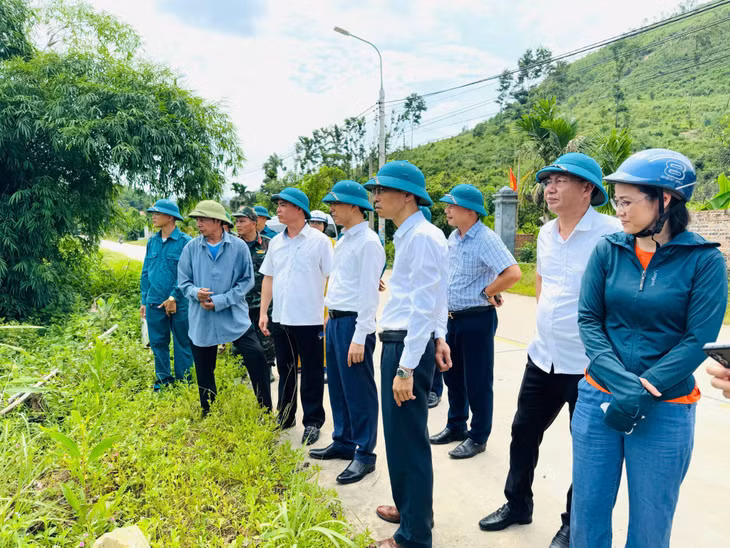 Lãnh đạo phường Vàng Danh kiểm tra tình công tác phòng chống thiên tai tại khu Bắc Sơn 6, phường Vàng Danh.