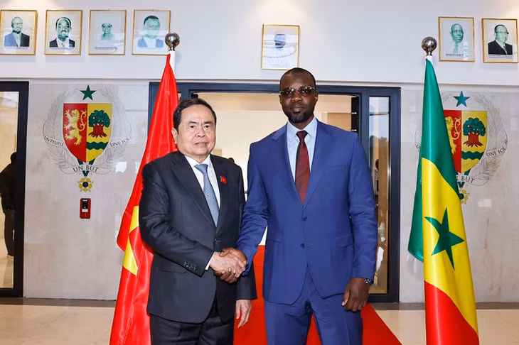 Chủ tịch Quốc hội Trần Thanh Mẫn và Thủ tướng Senegal Ousmane Sonko. (Ảnh: TTXVN)