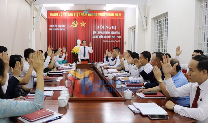 Ban Chấp hành Đảng bộ phường Hồng Gai biểu quyết thông qua các nội dung quan trọng (7-2025). Ảnh: PV