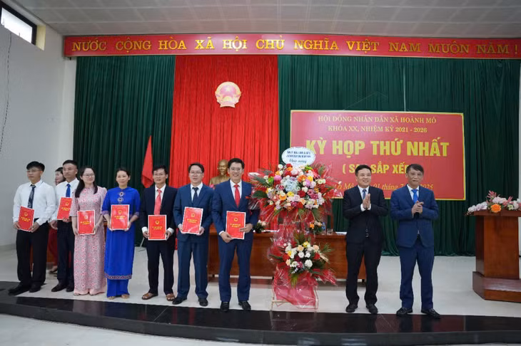 Đồng chí Nguyễn Hữu Thọ, Phó Trưởng Ban Tổ chức Tỉnh ủy tặng hoa chúc mừng kỳ họp.
