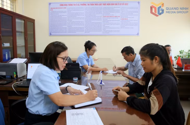 Cán bộ Trung tâm Phục vụ Hành chính công xã Hải Hoà hướng dẫn người dân giải quyết thủ tục hành chính.