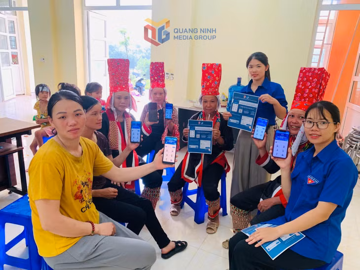 Đoàn Thanh niên xã Lục Hồn tổ chức tuyên truyền, hướng dẫn người dân sử dụng các tiện ích số.