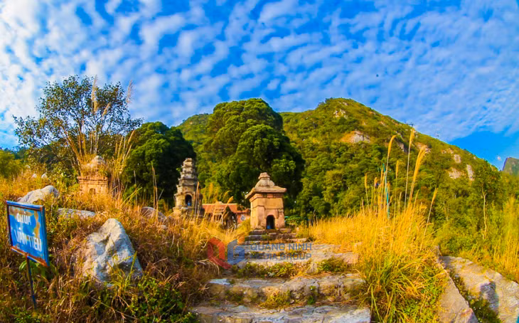  Lối đi rêu phong in dấu thời gian đưa người hành hương bước vào hành trình tìm về sự an yên trong tâm hồn.