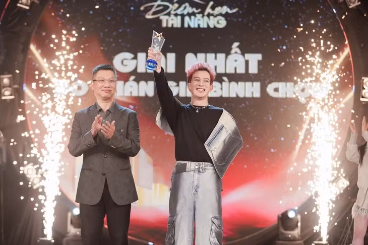 Quang Anh nhận giải nhất do khán giả bình chọn tại cuộc thi Điểm hẹn tài năng - Ảnh: NVCC