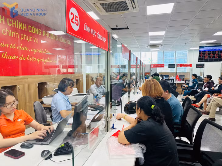 Người dân giải quyết thủ tục hành chính tại Trung tâm phục vụ hành chính công phường Hồng Gai.