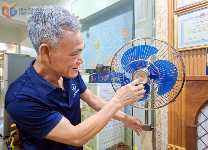 Ông Duy giới thiệu về chiếc quạt National Vương miện mà anh ưng ý nhất.