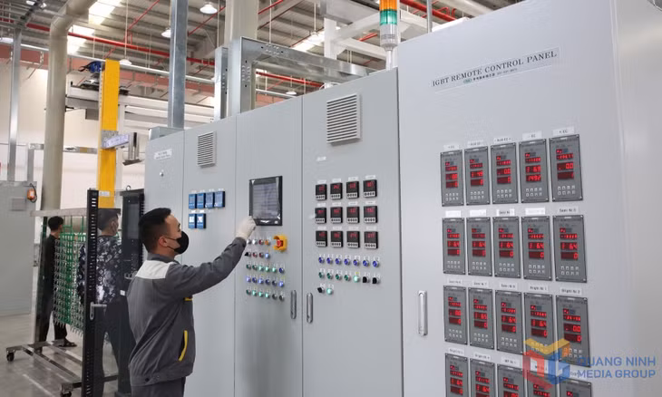 Lắp ráp, hoàn thiện dây chuyền sản xuất đai an toàn ô tô tại Công ty TNHH SAP Vina, KCN Sông Khoai. Ảnh: Minh Đức