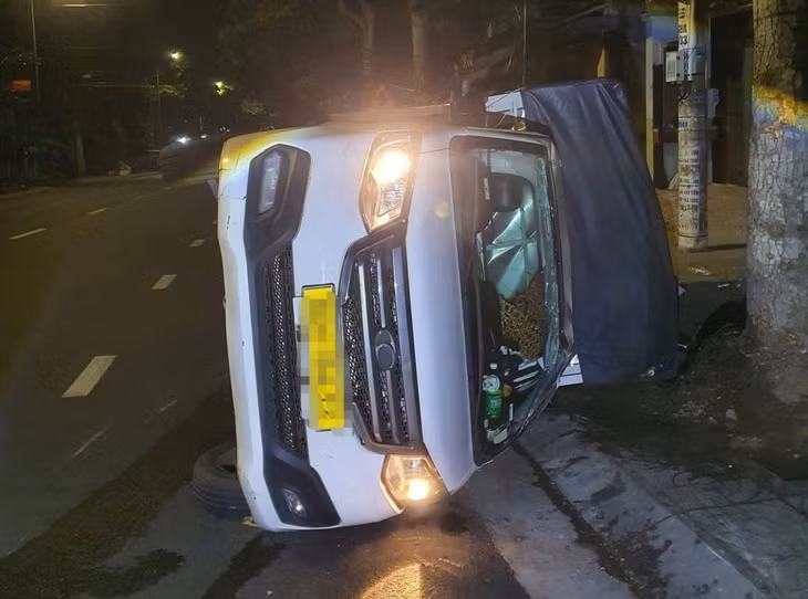 Xe tải lật nghiêng bên đường. Ảnh: NDCC