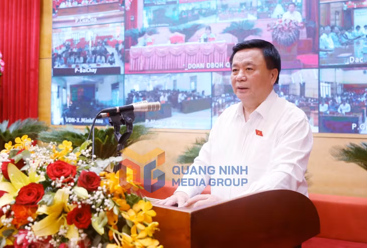 Đoàn ĐBQH tỉnh tổ chức hội nghị tiếp xúc cử tri sau Kỳ họp thứ 9 tại phường Hồng Gai - Đồng chí Nguyễn Xuân Thắng, Ủy viên Bộ Chính trị, Giám đốc Học viện Chính trị Quốc gia Hồ Chí Minh, Chủ tịch Hội đồng Lý luận Trung ương, ĐBQH tỉnh, phát biểu tại hội nghị tiếp xúc (7-2025). Ảnh: Nguyễn Thanh