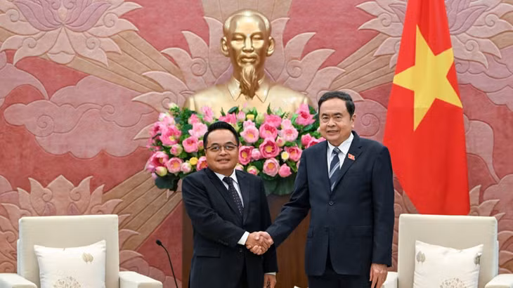 Chủ tịch Quốc hội Trần Thanh Mẫn và Chủ tịch Kiểm toán Lào Viengthavisone Thephachanh. (Ảnh: DUY LINH)