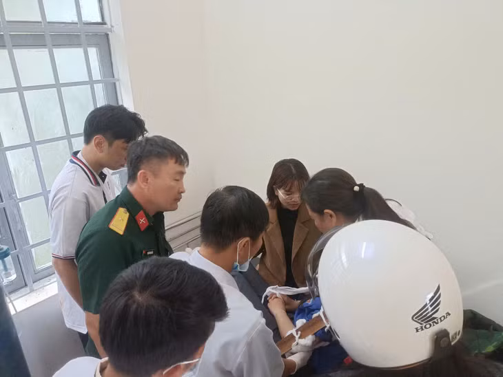 Lực lượng chức năng nhanh chóng đưa người bị thương về trạm y tế xã Tà Đùng để sơ cứu. Ảnh: Lam Hồng