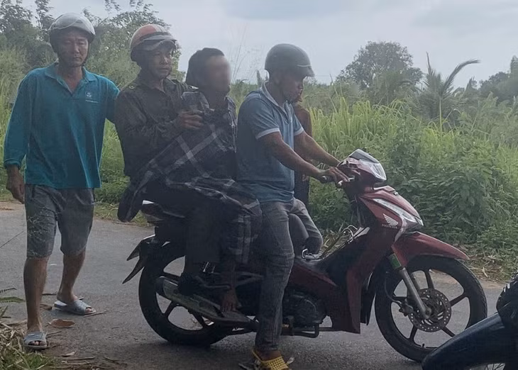 Đối tượng đột nhập vào nhà dân bị lực lượng chức năng đưa về làm việc. Ảnh: Người dân cung cấp