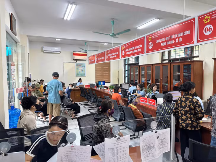 Người dân đến làm thủ tục hành chính tại phường.