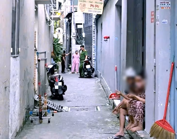 Công an có mặt tại con hẻm, nơi phát hiện vali chứa tử thi - Ảnh: Đ.T.