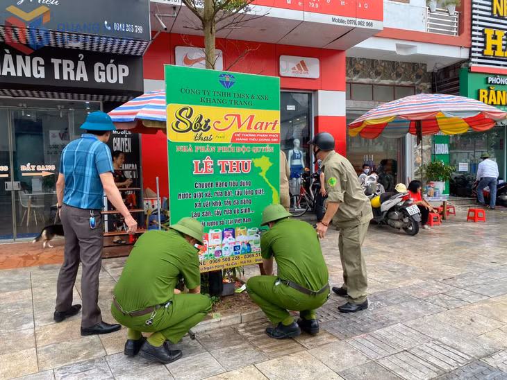 Lực lượng chức năng xã Quảng Hà tháo dỡ, xử lý các biển báo lấn chiếm vỉa hè, lòng đường.