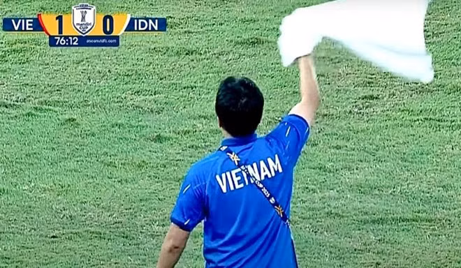 Huấn luyện viên thể lực U23 Việt Nam vẫy khăn trong trận chung kết. Ảnh: Cắt từ video
