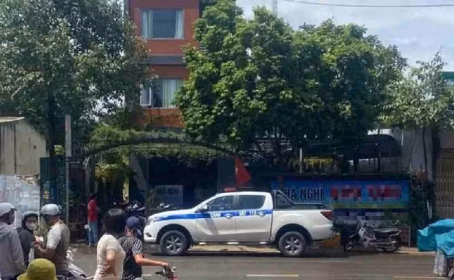 Cơ quan chức năng khám nghiệm hiện trường nhà nghỉ nơi người phụ nữ tử vong ở Đắk Lắk. Ảnh: Công an cung cấp