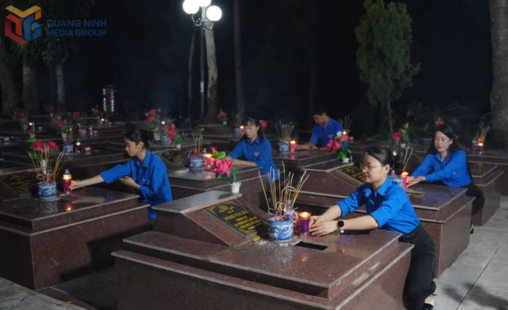 Đoàn viên thanh niên thắp nến tri ân các Anh hùng liệt sĩ tại Nghĩa trang Liệt sĩ xã Tiên Yên.