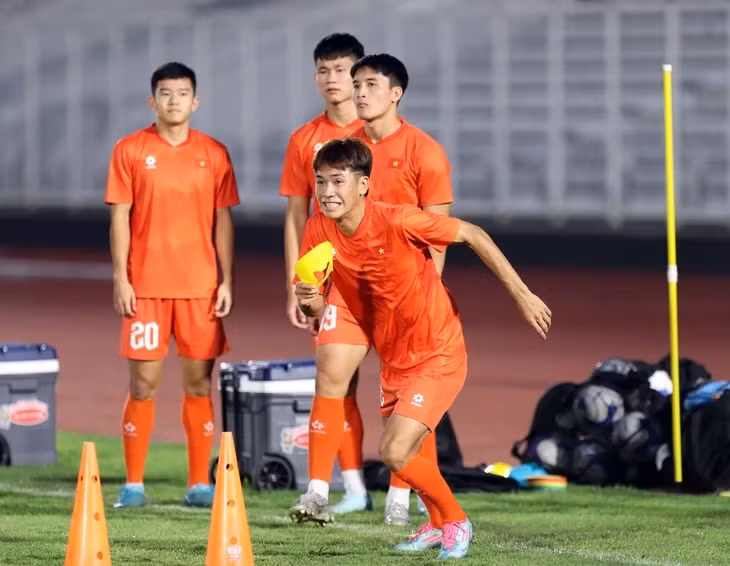 Lê Văn Thuận trên sân tập của U23 Việt Nam tối 18-7 - Ảnh: ANH KHOA