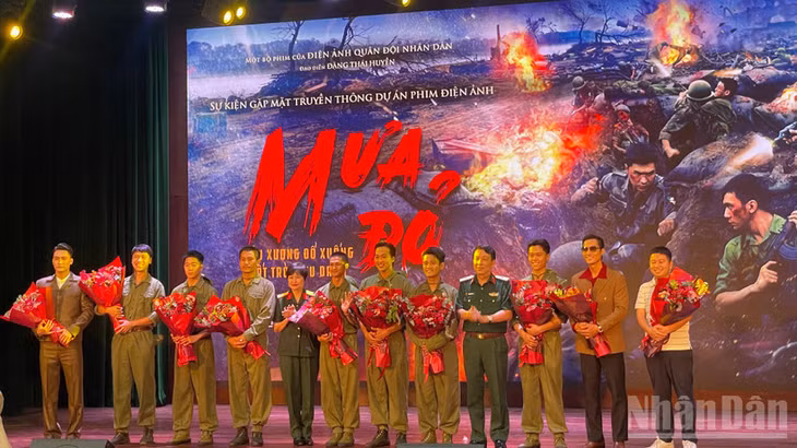 Đoàn làm phim "Mưa đỏ" tại buổi ra mắt.