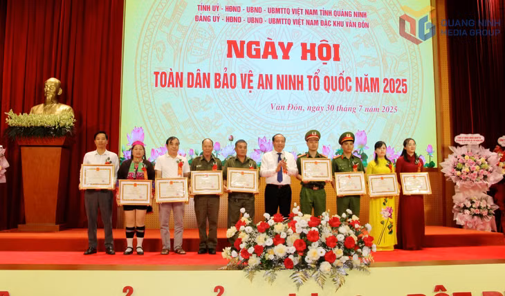 Lãnh đạo đặc khu Vân Đồn tặng giấy khen cho tập thể, cá nhân có thành tích trong phong trào bảo vệ an ninh Tổ quốc.