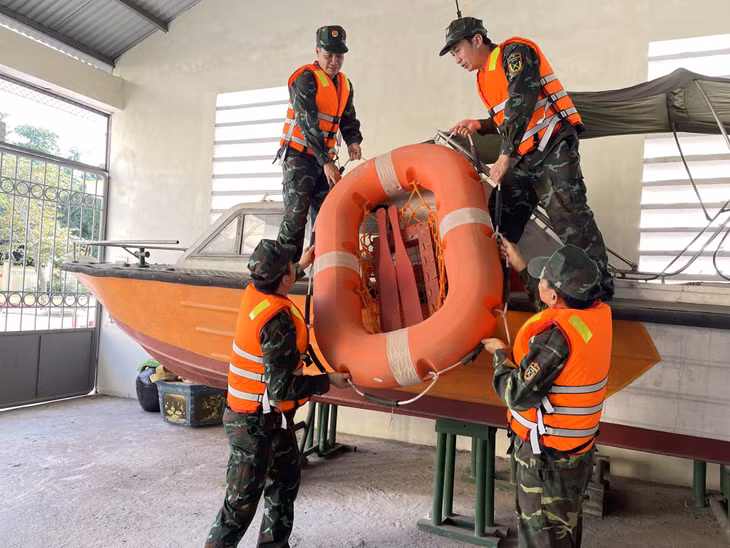 CBCS Ban CHQS huyện Hải Hà sẵn sàng phương tiện tham gia phòng, chống thiên tai và tìm kiếm cứu nạn.