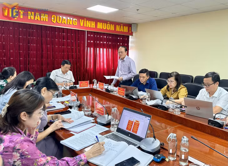 Đồng chí Hoàng Quang Hải, Ủy viên Ban Chấp hành Đảng bộ tỉnh, Phó Bí thư Đảng ủy các cơ quan Đảng tỉnh phát biểu tại hội nghị