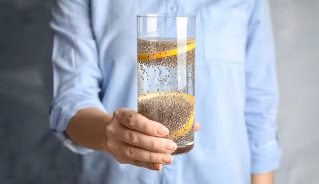 Hạt chia là nguồn cung cấp chất xơ dồi dào, nhưng sử dụng quá nhiều có thể gây ra những tác động tiêu cực cho hệ tiêu hóa.