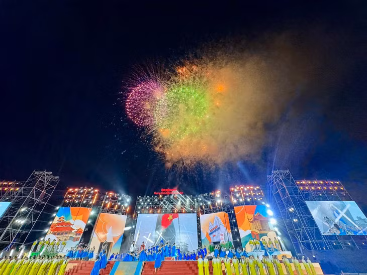 Màn pháo hoa được thực hiện tại Quảng trường Sun Carnival (phường Bãi Cháy).