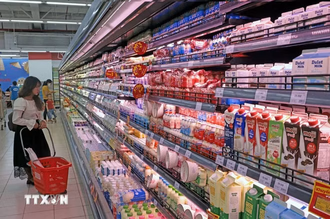 Khách lựa chọn hàng hóa tại siêu thị Go Thăng Long. (Ảnh: Trần Việt/TTXVN)