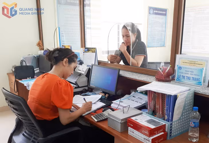 Cán bộ BHXH huyện Tiên Yên tiếp nhận, giải quyết các thủ tục chế độ chính sách BHXH, BHYT cho người dân trên địa bàn.