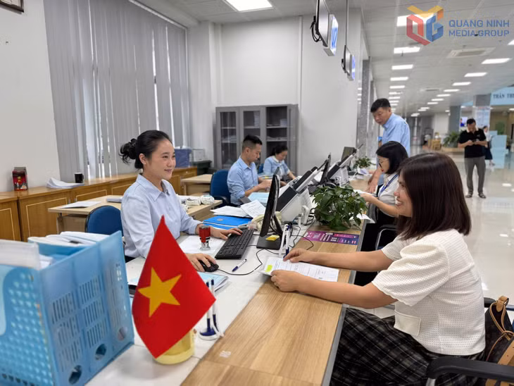 Cán bộ Trung tâm Phục vụ hành chính công tỉnh luôn thực hiện tốt các quy tắc ứng xử trong giải quyết công việc.
