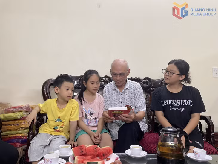 Gia đình ông Nguyễn Minh Hãn khu 1, phường Hà Tu nhiều năm được tuyên dương tích cực tham gia phong trào xây dựng gia đình văn hóa, hạnh phúc. Ảnh: Duy Khoa