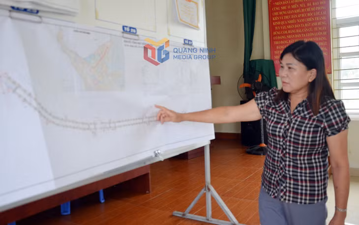 Chị Lâm Thị Thanh Hải chỉ sơ đồ đoạn đường được đầu tư mở rộng tại Khu phố Hà Phong 3.