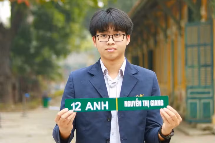 Thủ khoa Nguyễn Việt Hưng, thủ khoa “kép” khối A01 và D00 năm 2025 đến từ lớp 12 Anh của Trường THPT Chuyên Chu Văn An, Hà Nội, do cô giáo Nguyễn Thị Giang làm chủ nhiệm.