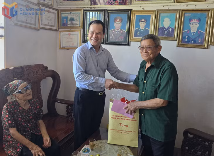 Đồng chí Điệp Văn Chiến, Trưởng ban Nội chính Tỉnh ủy, thăm và tặng quà thương binh Phạm Văn Châu (Xã Vĩnh Thực).