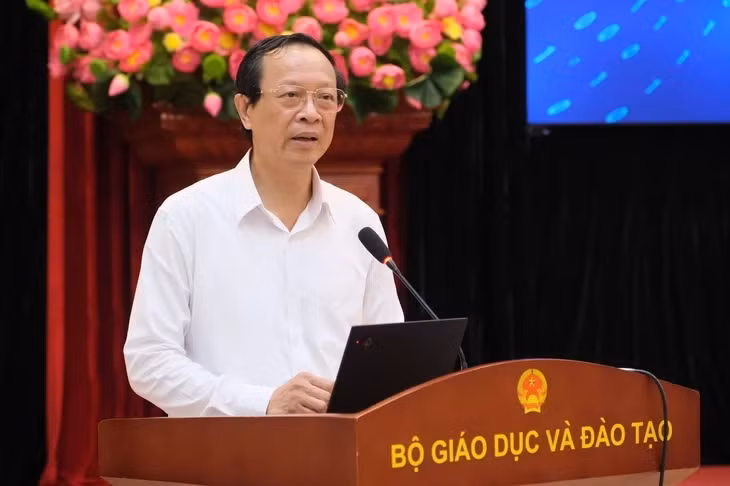 Thứ trưởng Bộ GD-ĐT Phạm Ngọc Thưởng, trưởng ban chỉ đạo cấp quốc gia kỳ thi tốt nghiệp THPT năm 2025, phát biểu tại hội nghị - Ảnh: NGUYÊN BẢO